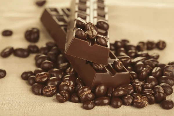 Coffee beans and dark chocolate — Stock Photo, Image