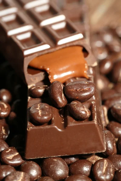 Koffiebonen en donkere chocolade — Stockfoto