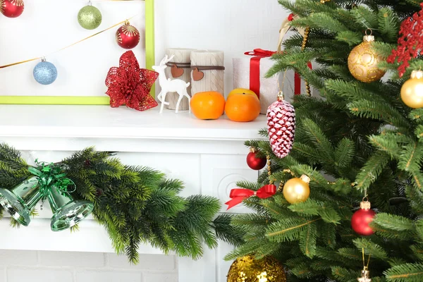 Árbol de Navidad cerca de chimenea — Foto de Stock