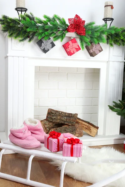 Chimenea con decoraciones de Navidad — Foto de Stock