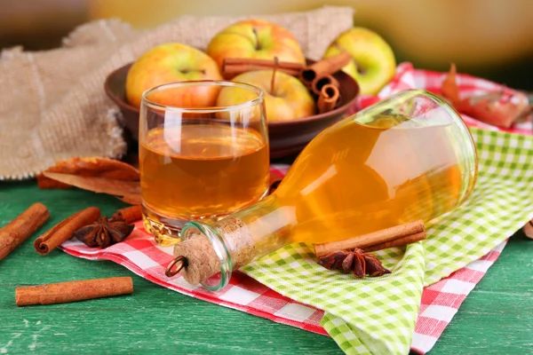 Composition du cidre de pomme avec bâtonnets de cannelle — Photo