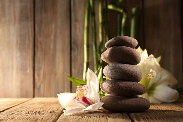 Wellness stones, Witte Orchidee en bamboe takken — Stockfoto