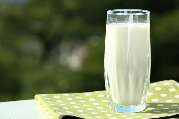 Leche en vaso en servilleta —  Fotos de Stock