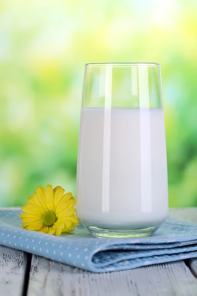 Leche en vaso en servilleta —  Fotos de Stock