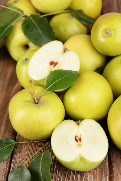 Mogna gröna äpplen — Stockfoto