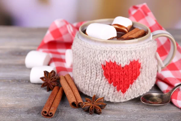 Tazza di gustosa cioccolata calda — Foto Stock