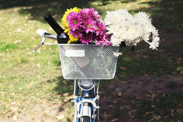 Велосипед с цветами и бутылкой вина в металлической корзине крупным планом — стоковое фото