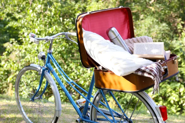 Cykel- och öppen resväska — Stockfoto