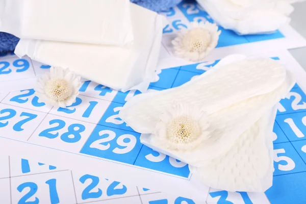 生理用ナプキンと白い花 — ストック写真