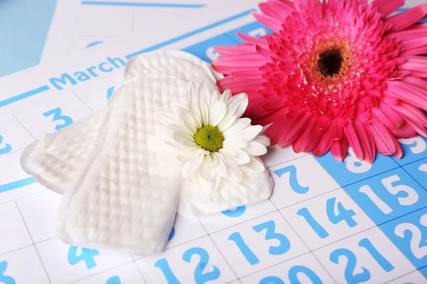 Egészségügyi betétek, rózsaszín és fehér virágokkal — Stock Fotó