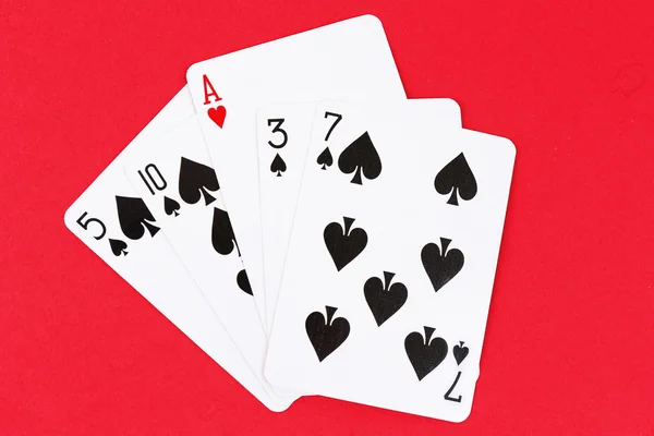 Jogando cartas no fundo vermelho — Fotografia de Stock
