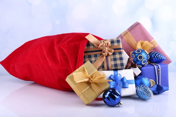 Saco vermelho com brinquedos de Natal e presentes — Fotografia de Stock