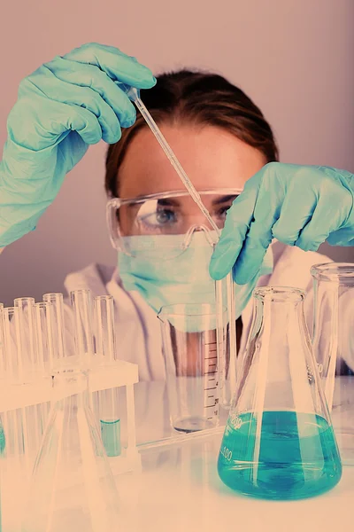 Assistente de laboratório fazendo teste médico em laboratório — Fotografia de Stock