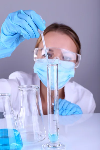 Laborassistentin macht medizinischen Test im Labor — Stockfoto