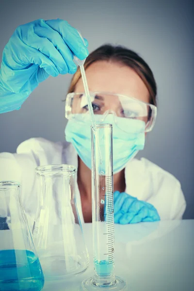 Laboratory assistant making medical test in laboratory — Stock Photo, Image