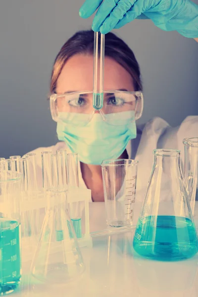 Assistente de laboratório fazendo teste médico em laboratório — Fotografia de Stock