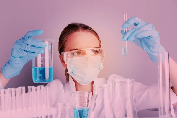 Asistente de laboratorio haciendo pruebas médicas en laboratorio —  Fotos de Stock