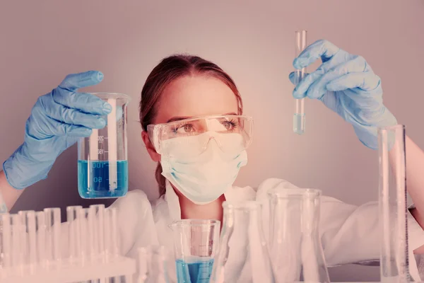 Asystent w laboratorium Dokonywanie testów medycznych w laboratorium — Zdjęcie stockowe
