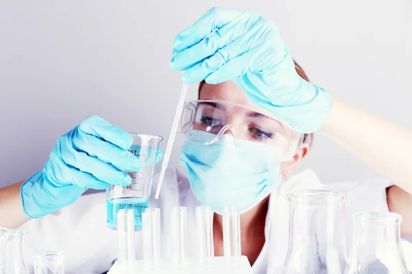 Asistente de laboratorio haciendo pruebas médicas en laboratorio —  Fotos de Stock