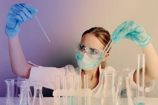 Лабораторный ассистент проводит медицинские испытания в лаборатории — стоковое фото