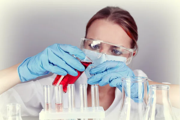 Assistente de laboratório fazendo teste médico em laboratório — Fotografia de Stock