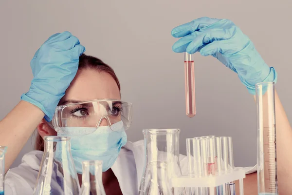 Assistente de laboratório fazendo teste médico em laboratório — Fotografia de Stock