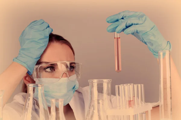 Assistente de laboratório fazendo teste médico em laboratório — Fotografia de Stock