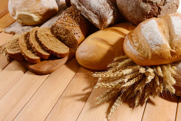 Φρέσκο ψωμί στο τραπέζι — Φωτογραφία Αρχείου