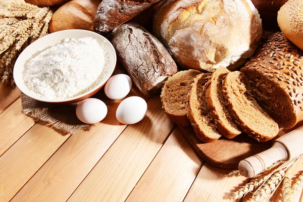 Frisches Brot auf dem Tisch — Stockfoto