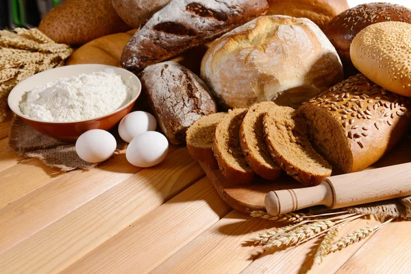 Свежий хлеб на столе — стоковое фото