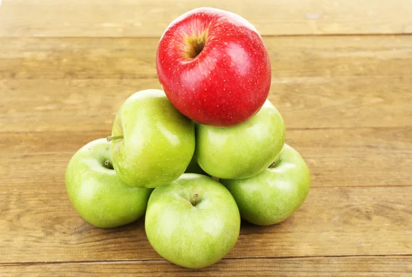 Manzanas jugosas sobre mesa de madera —  Fotos de Stock