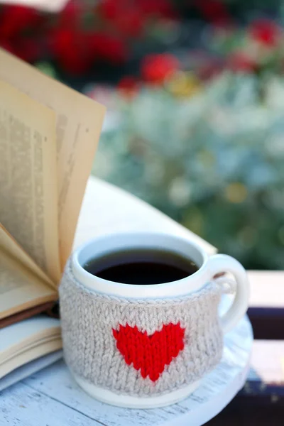 Hot drink and book — Stock Photo, Image