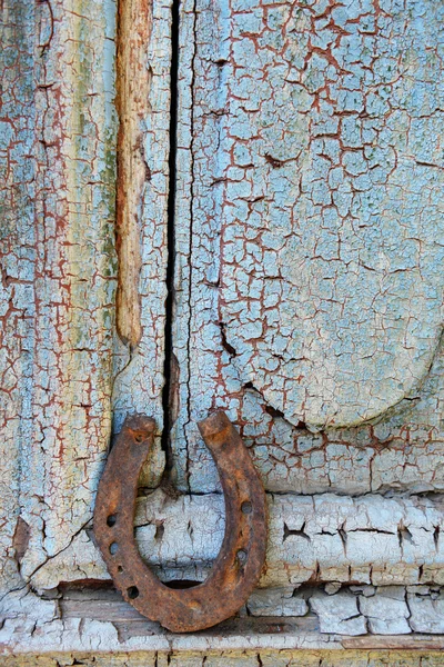 Old horse shoe on vintage wooden door, outdoors — Stock Photo, Image