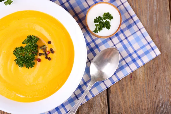 Гарбузовий суп у тарілці — стокове фото