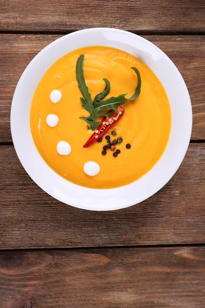 Soupe de citrouille dans une assiette blanche — Photo