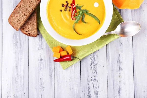 Soupe de citrouille dans une assiette blanche — Photo