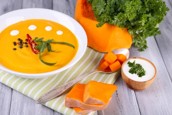 Sopa de abóbora em prato branco — Fotografia de Stock