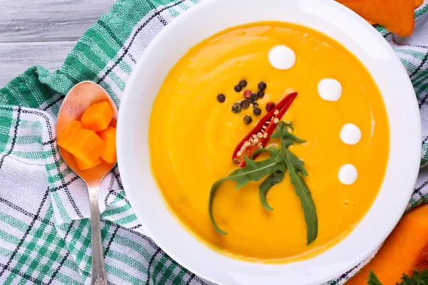 Sopa de abóbora em prato branco — Fotografia de Stock