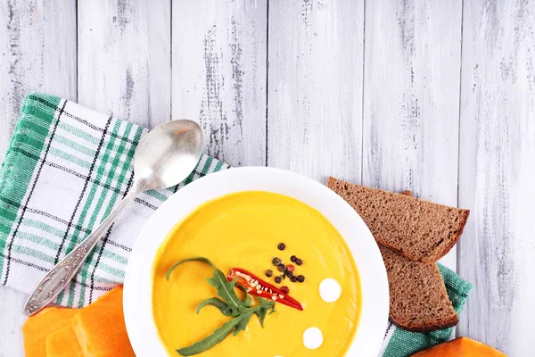 Sopa de abóbora em prato branco — Fotografia de Stock