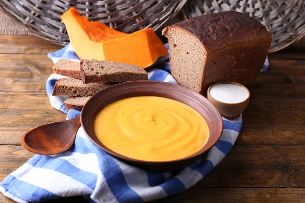 Sopa de abóbora em prato — Fotografia de Stock