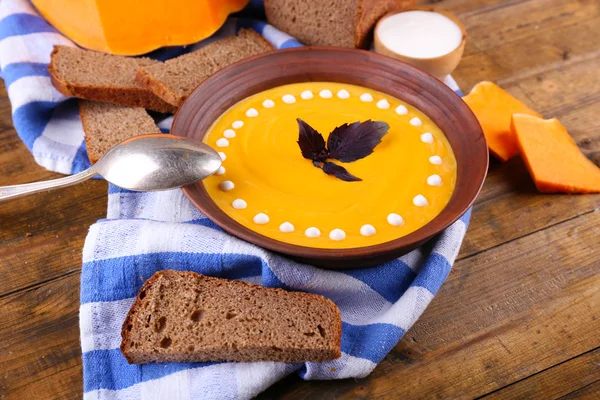 Sopa de abóbora em prato — Fotografia de Stock