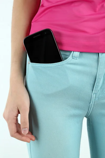 Telefone inteligente em jeans de bolso close-up — Fotografia de Stock