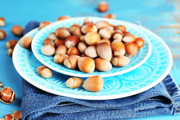 Hasselnötter i tallriken på bordet — Stockfoto