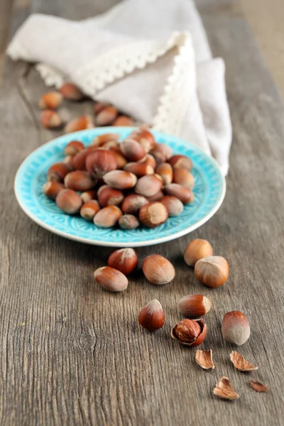 Hazelnoten in plaat op tafel — Stockfoto