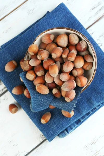 Plaka peçete üzerinde fındık