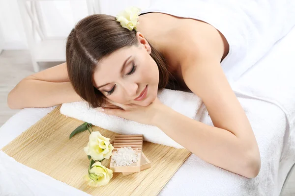 Bella giovane donna che si rilassa nel salone spa — Foto Stock