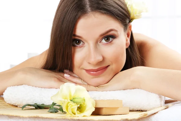 Schöne junge Frau mit Entspannung im Wellness-Salon — Stockfoto