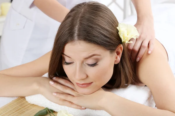 Hermosa mujer joven teniendo masaje en el salón de spa —  Fotos de Stock