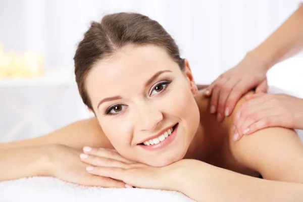 Bella giovane donna che fa un massaggio nel salone spa — Foto Stock