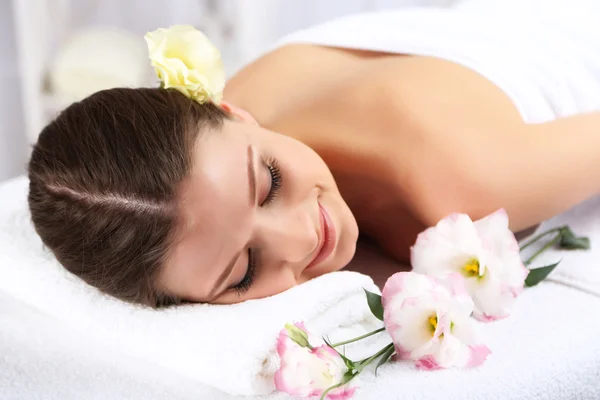 Beautiful young woman having relax in spa salon — Stock Photo, Image